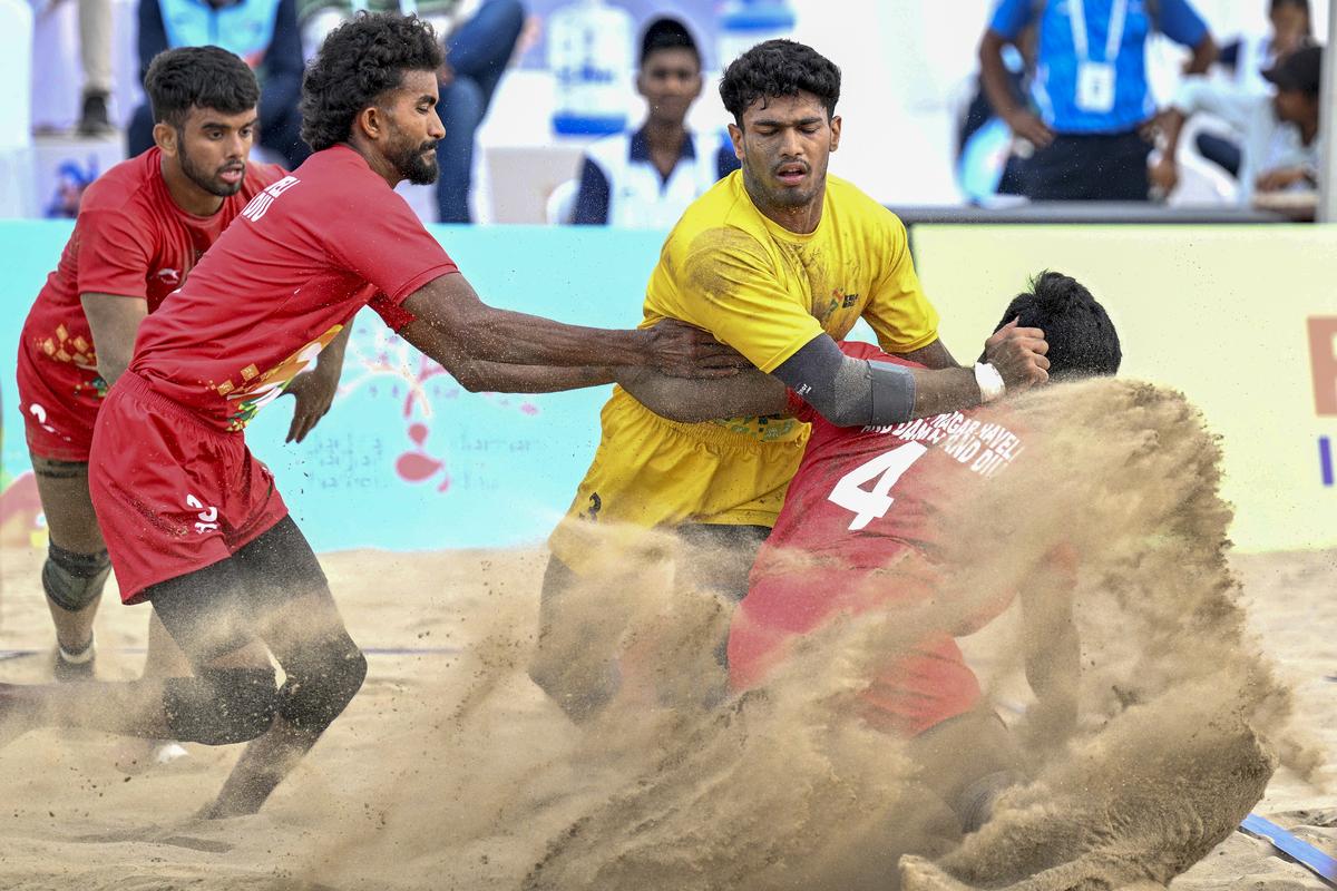 फ्रेम में समाचार | सर्फ, रेत और खेल 1 002 BeachKabbadi