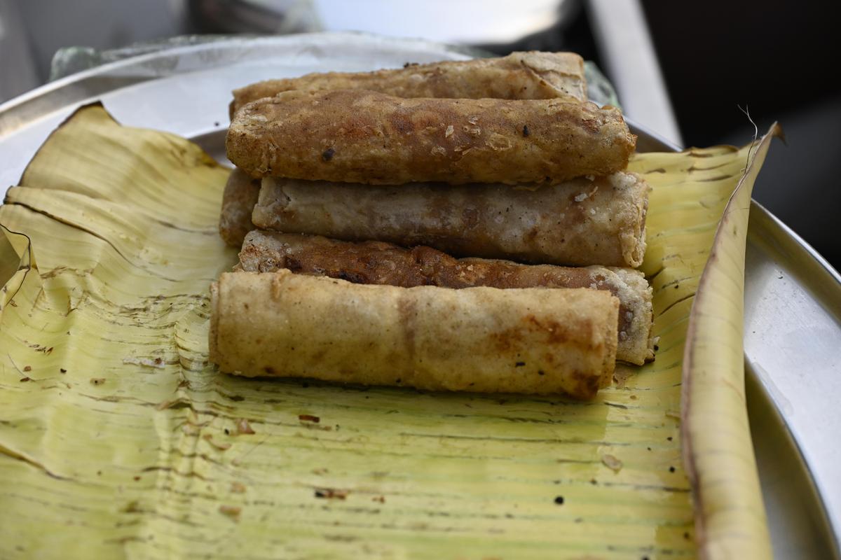 कोयंबटूर में कोट्टईमेडु के ईश्वरन कोविल स्ट्रीट पर चिकन रोल।