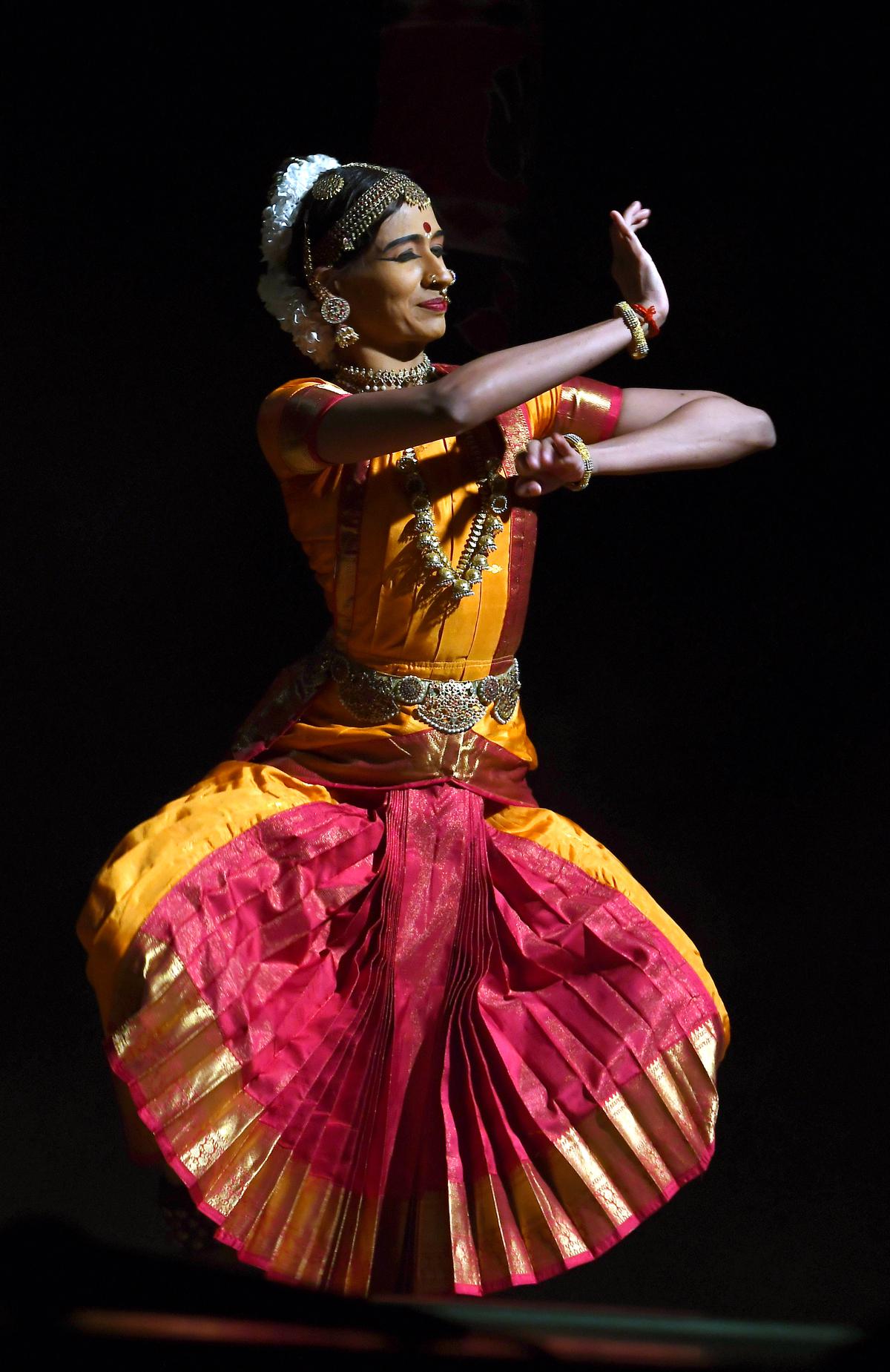 Medha Hari’s dance perfomance themed on Thiruvannamalai Deepam at Natyarangam 2022. 