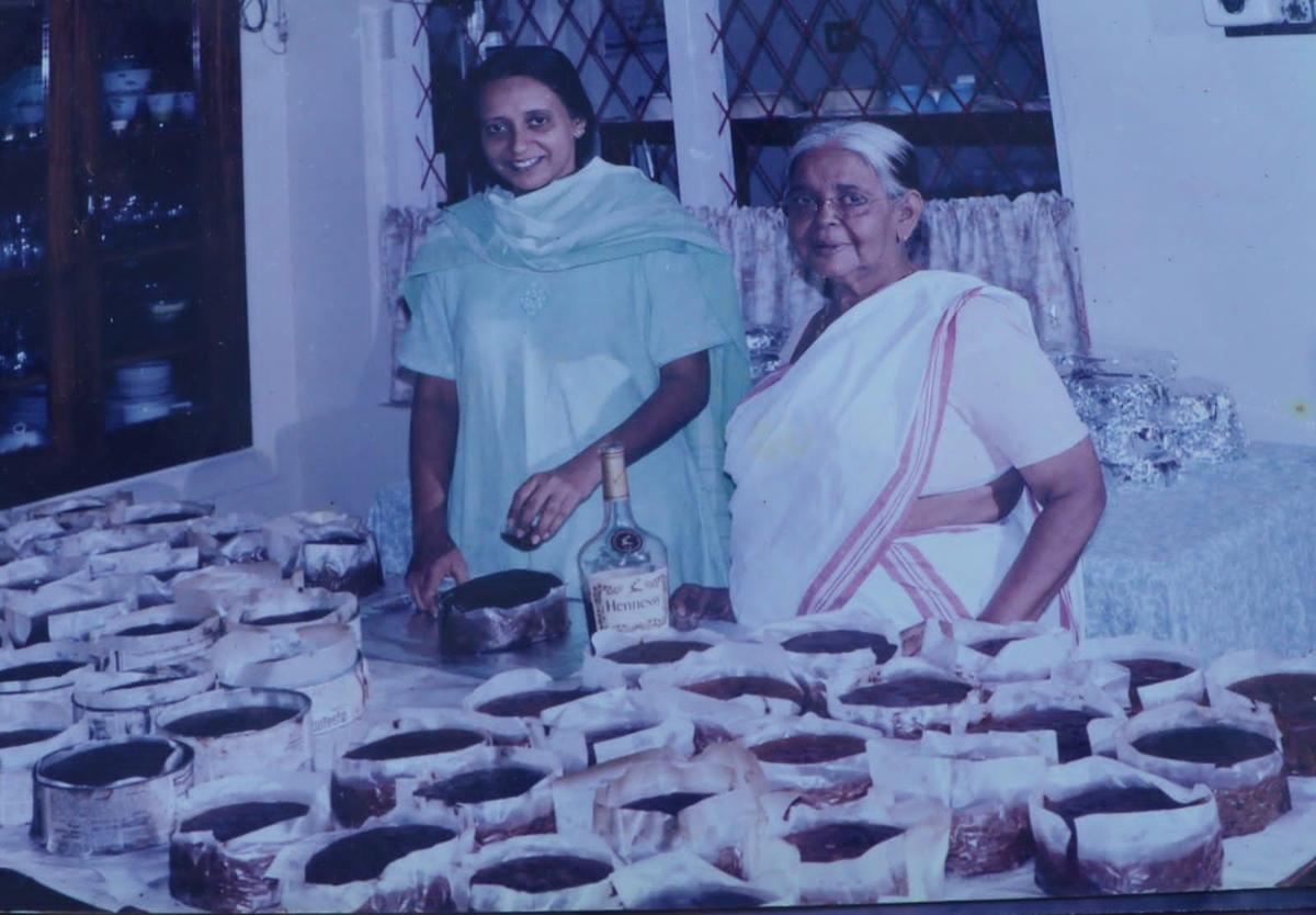 निम्मी और उसकी माँ की एक पुरानी तस्वीर निम्मी और उसकी माँ की एक पुरानी तस्वीर