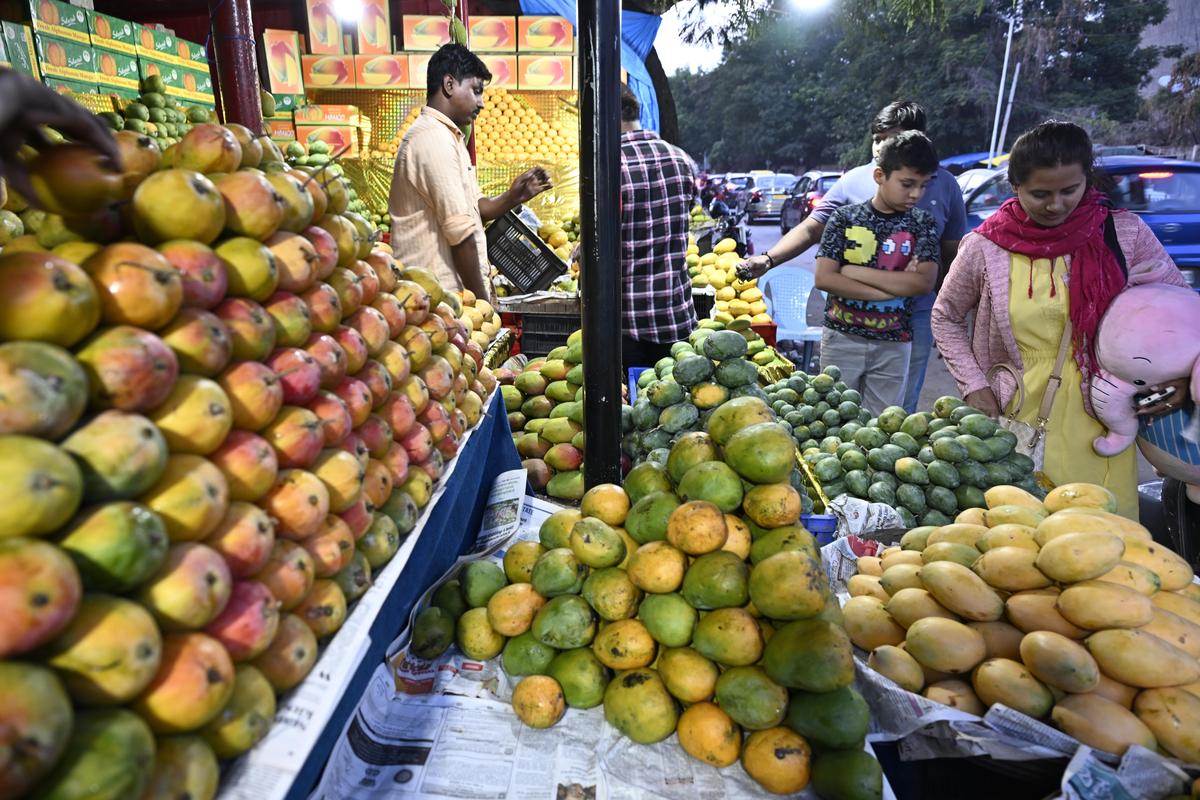 People purchasing mangoes at J C Nagar in Bengaluru 