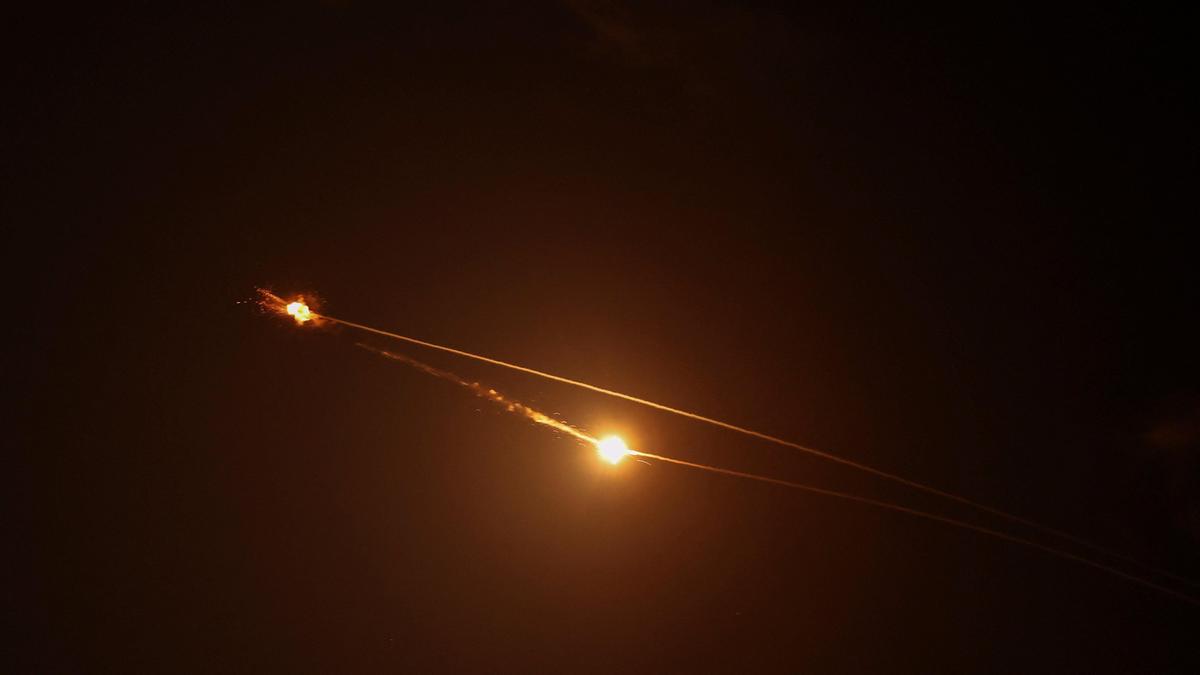 ईरान-इजरायल युद्ध LIVE: ट्रम्प ने ईरान के खर्ग द्वीप पर और हमले की धमकी दी, सहयोगियों को होर्मुज जलडमरूमध्य पर धकेला