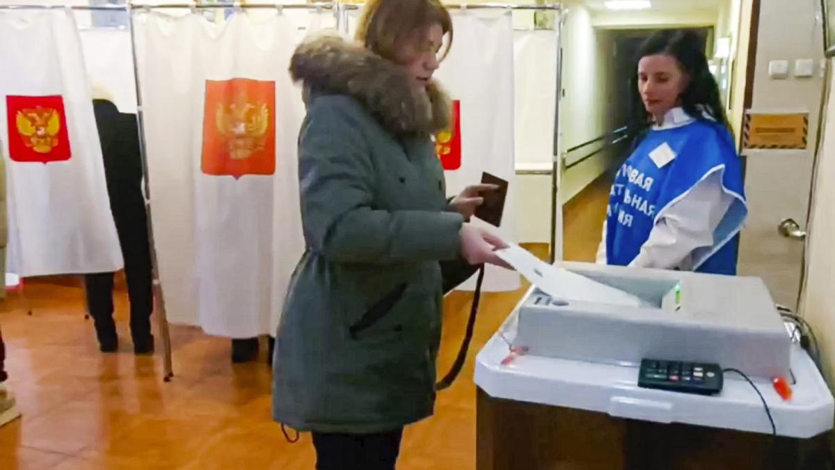 Russians head to polls in a vote set to extend Putin's rule