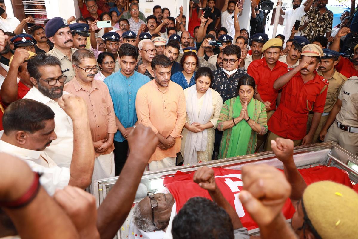 Family members beside the mortal remains of V.S. Achuthanandan at Velikakkathu House at Paravur in Alappuzha on Wednesday. 