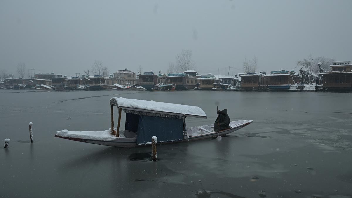 Heavy snowfall disrupts life in Kashmir; Flights and rail services suspended, Jammu-Srinagar highway closed