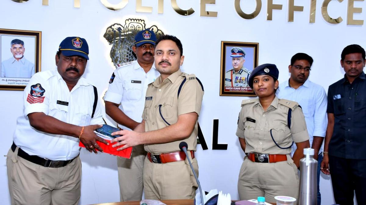 Nandyal SP distributes summer protection kits to traffic police