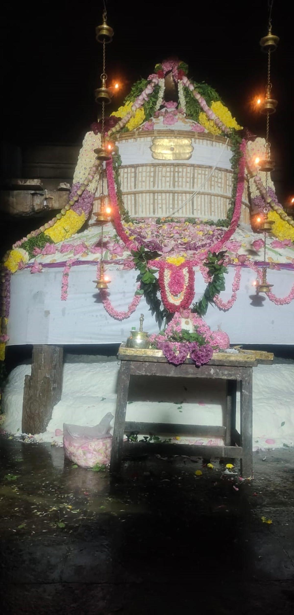 Annabhishekam performed at Sri Brihadeeswarar temple in Gangaikondacholapuram