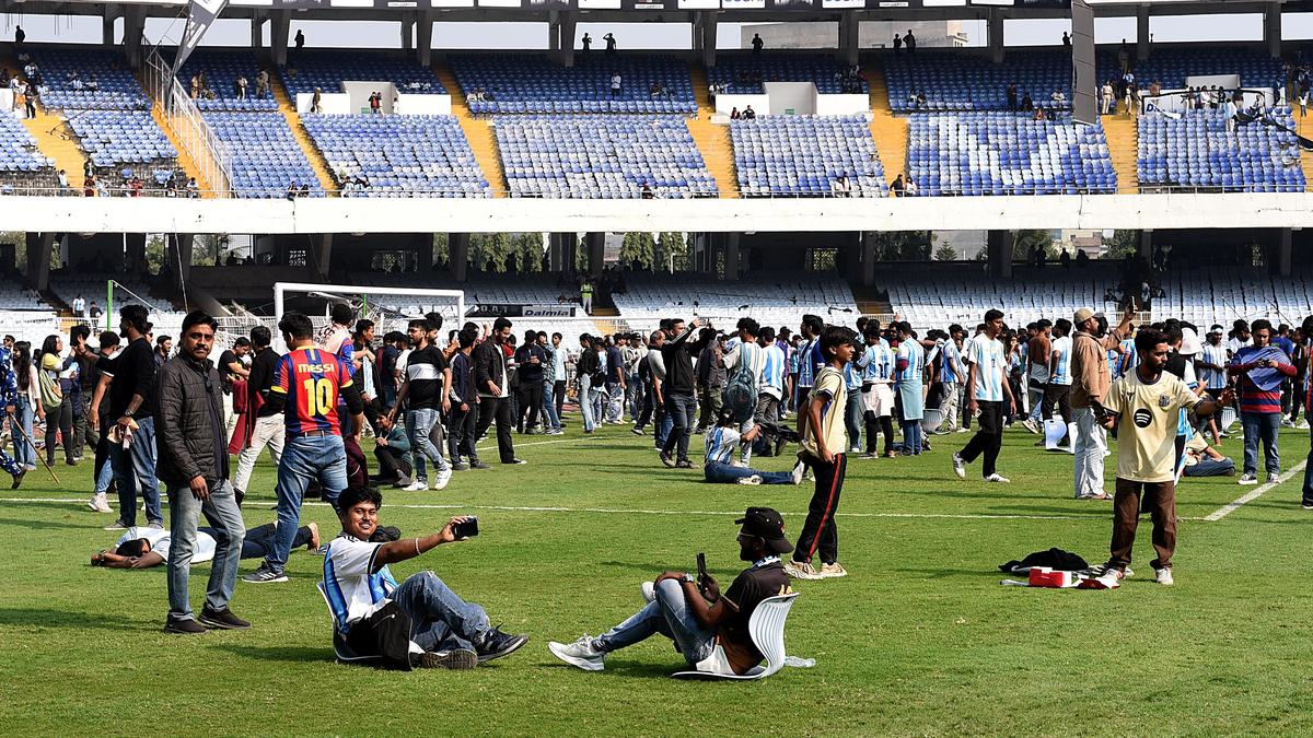 कोलकाता में मेसी | ‘आयोजकों के घोर कुप्रबंधन’ से प्रशंसक निराश