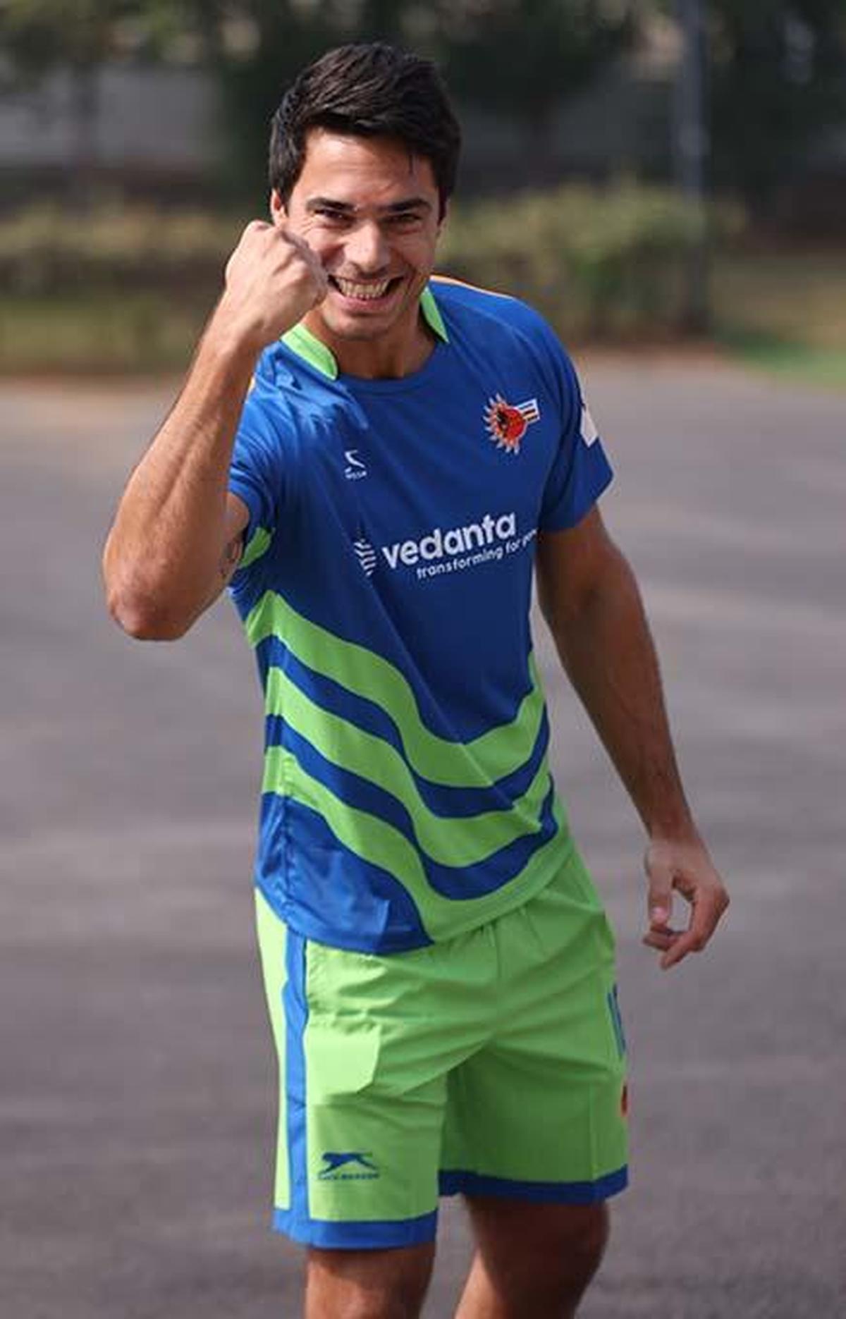 किसी पुस्तक का मूल्यांकन न करें... हेंड्रिकक्स बातूनी है, लेकिन इसमें कोई संदेह नहीं है कि लगातार चलने वाले दिमाग और हमेशा मौजूद दांतेदार मुस्कुराहट के पीछे प्रतिस्पर्धात्मकता है।