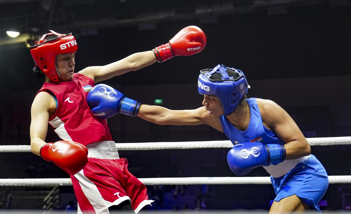 Nikhat Zareen dari India, berbaju biru, dan Ganieva Gulsevar dari Uzbekistan saat pertarungan semifinal 51kg putri di Final Piala Tinju Dunia 2025, di Greater Noida, Uttar Pradesh, Rabu, 19 November 2025. 