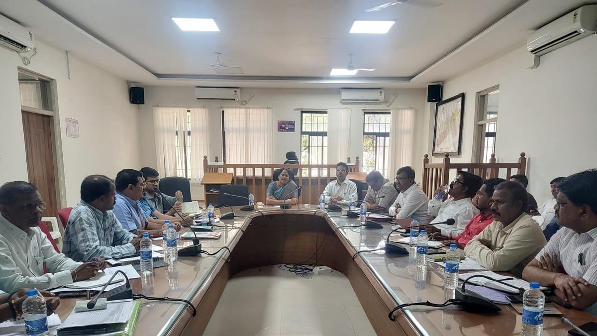 Officials alerted to water crisis, heat wave, power supply issues in Yadgir district of Karnataka