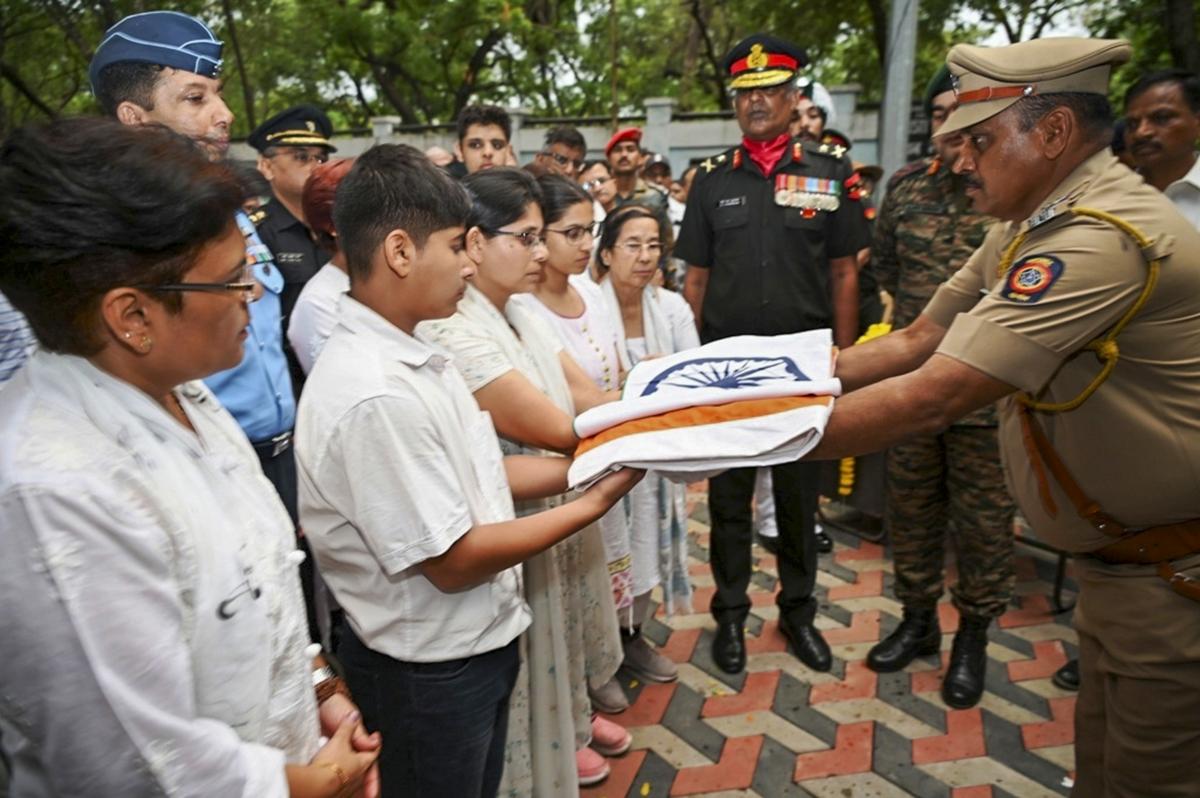 Family members of Colonel (Retd) Waibhav Anil Kale during his last rites in Pune.