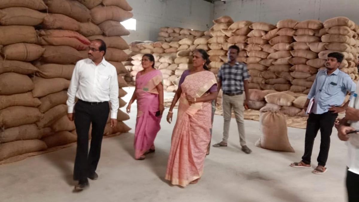 Agriculture officials inspect Uzhavar Santhai in Madurai