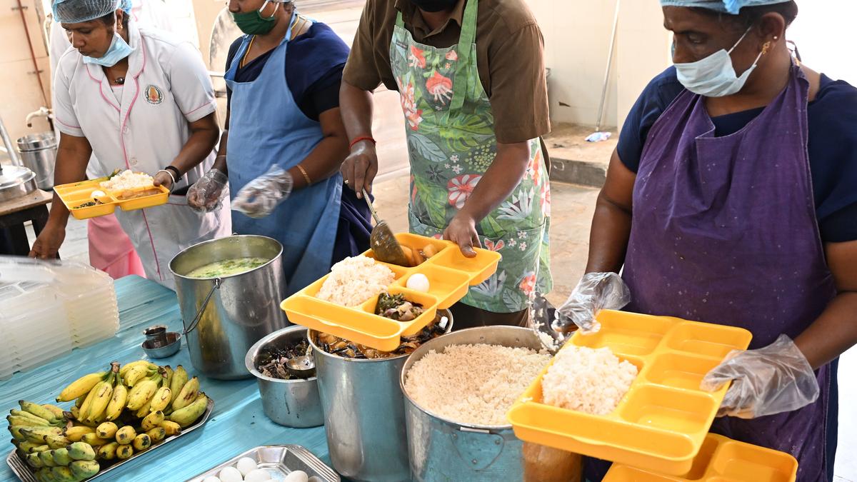 Tiruchi govt. hospital introduces reusable plastic trays to serve meals to patients