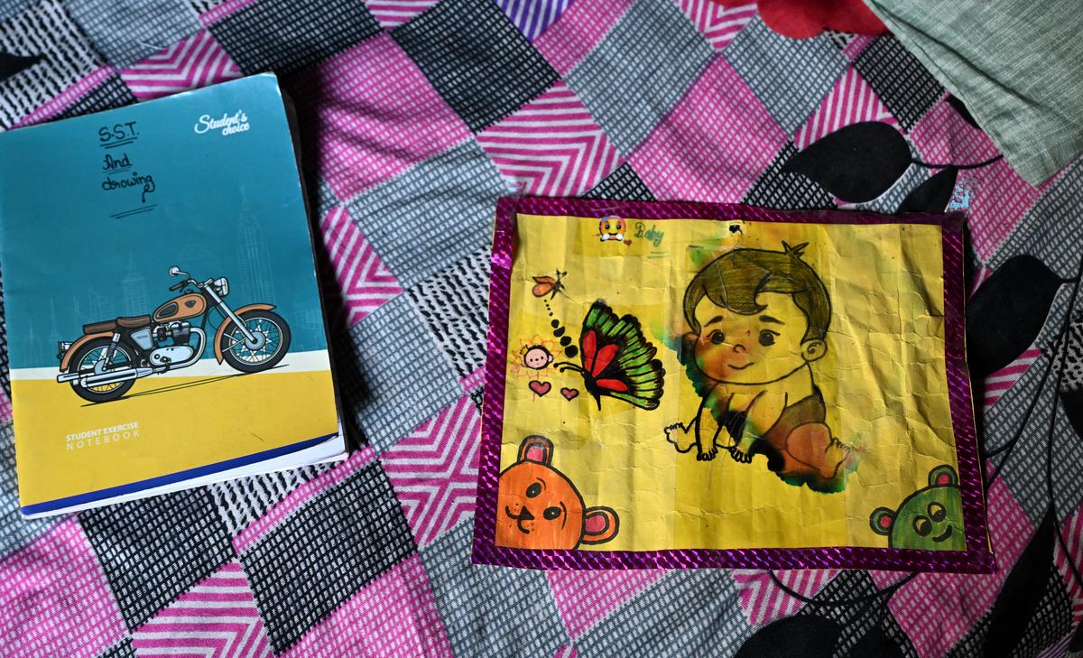 O desenho de um irmãozinho imaginado feito por uma das filhas no ano passado.