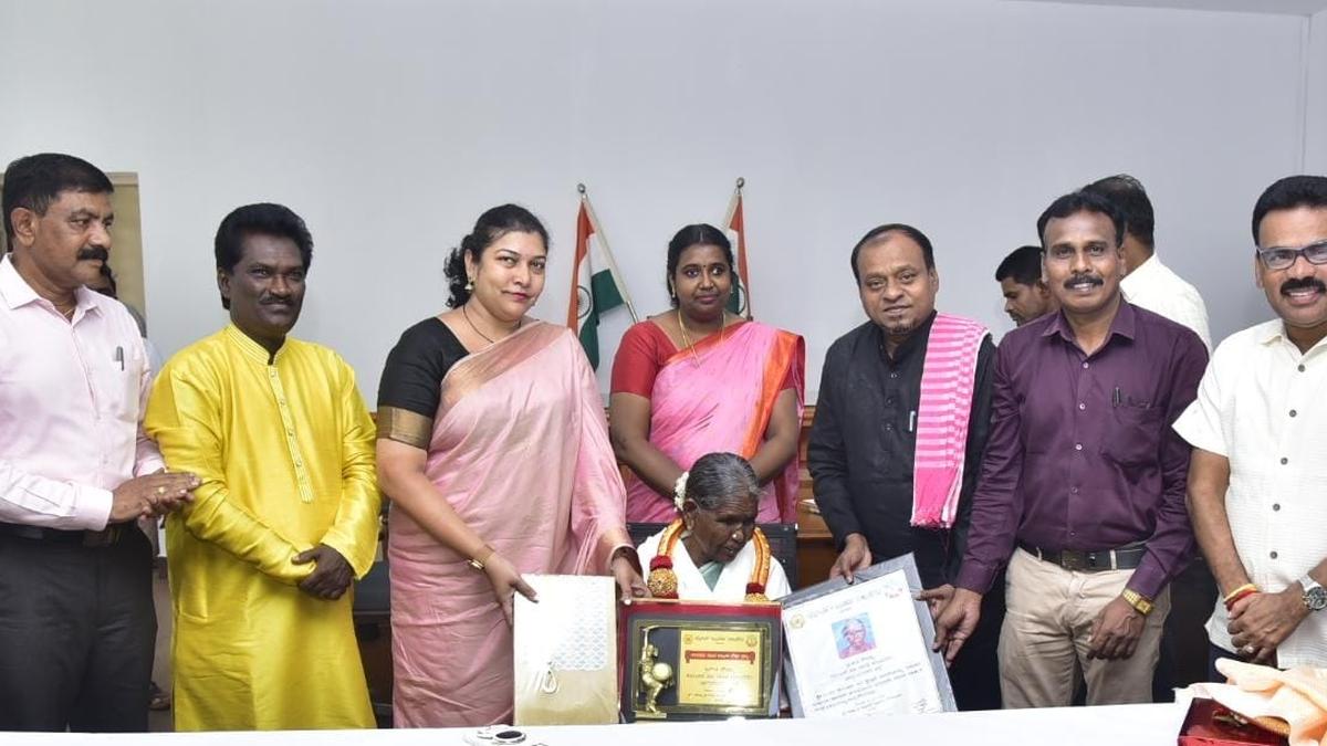Folk artist Honnuru Gowramma felicitated in Chamarajanagar