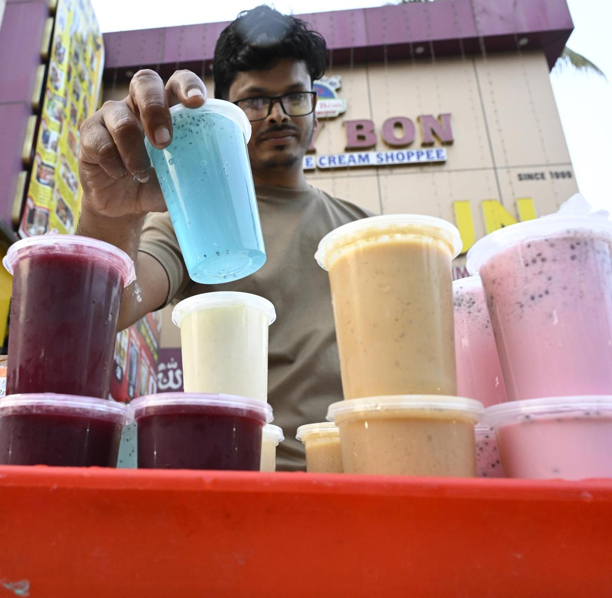 कोयंबटूर के करुम्बुकादाई में इफ्तार के लिए नुंगु दूध, खजूर दूध, चॉकलेट दूध और मोहब्बत शरबत बेचा जा रहा है।