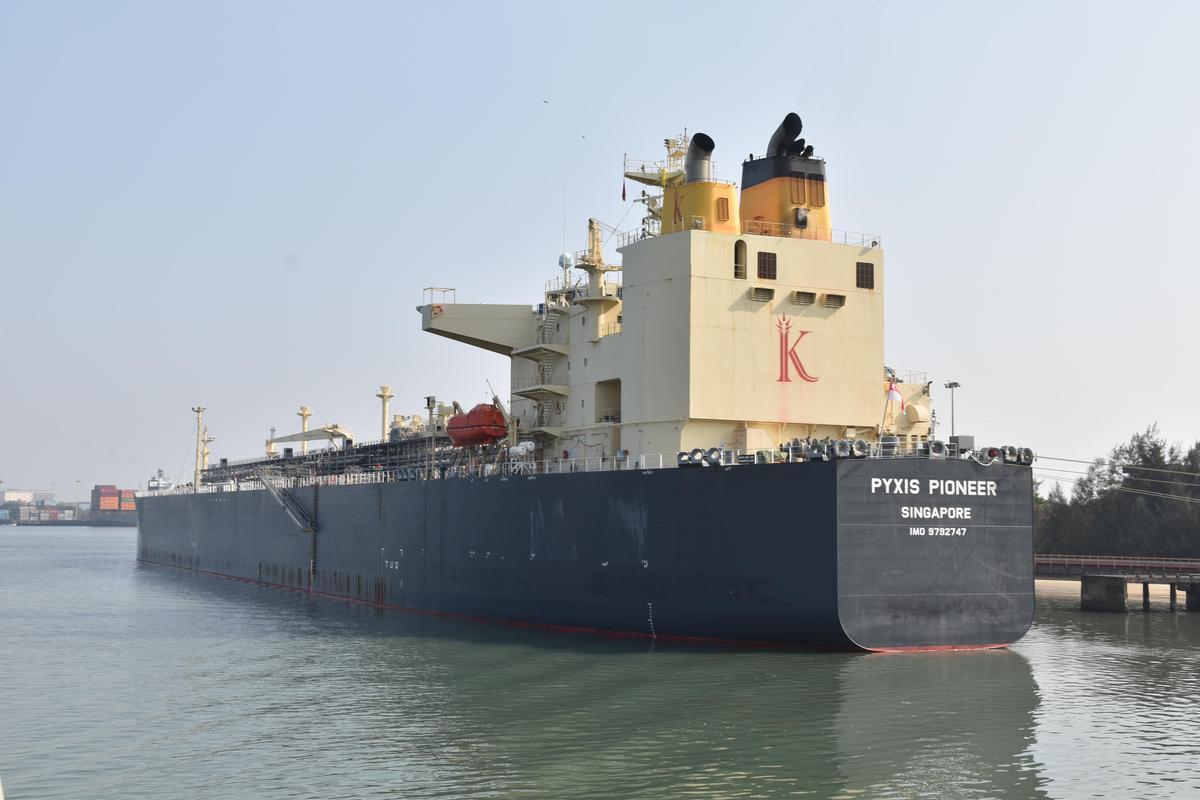 సింగపూర్ ఫ్లాగ్తో ప్రయాణిస్తున్న పైసిక్స్ పయనీర్, మార్చి 22, 2026 ఉదయం 6 గంటలకు ఎల్పిజిని తీసుకుని న్యూ మంగళూరు పోర్ట్కు చేరుకుంది. సింగపూర్ ఫ్లాగ్తో ప్రయాణిస్తున్న పైసిక్స్ పయనీర్, మార్చి 22, 2026 ఉదయం 6 గంటలకు ఎల్పిజిని తీసుకుని న్యూ మంగళూరు పోర్ట్కు చేరుకుంది.