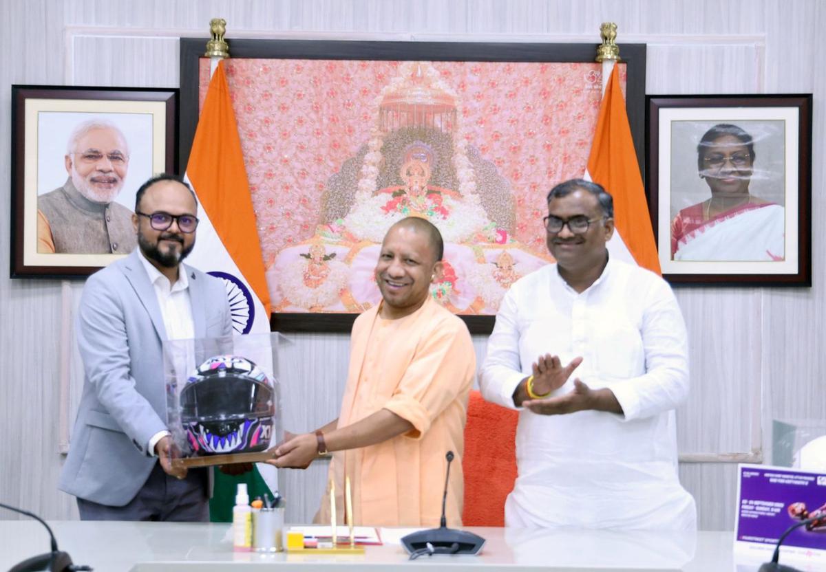 Presentazione del primo biglietto moto MotoGP Bharat da parte di UP CM Adityanath;  Il biglietto più economico costa INR 800