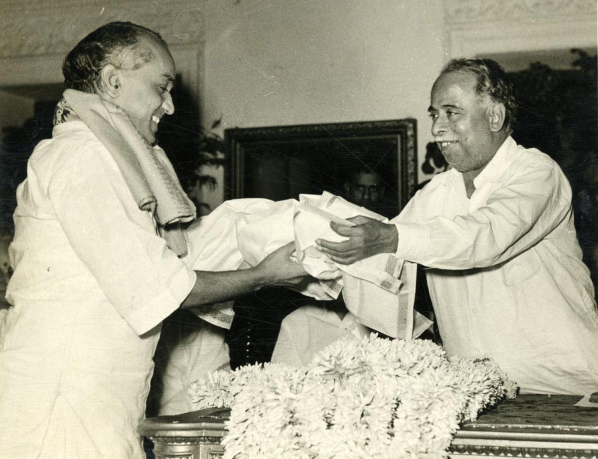 एसडी सुंदरम को 12 फरवरी, 1968 को पूर्व तमिलनाडु के पूर्व मुख्यमंत्री सीएन अन्नादुरई द्वारा सम्मानित किया गया। एसडी सुंदरम को 12 फरवरी, 1968 को पूर्व तमिलनाडु के पूर्व मुख्यमंत्री सीएन अन्नादुरई द्वारा सम्मानित किया गया।