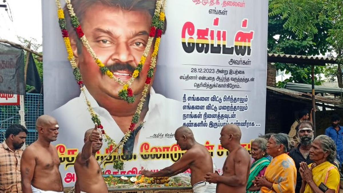 Vijayakant | Fans near Rajapalayam tonsure their heads to pay homage to late DMDK leader