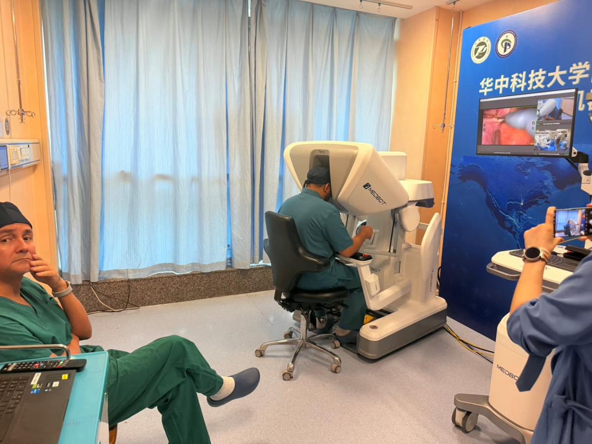 Il dottor Syed Mohammed Ghouse utilizza la console robotica MedBot a Wuhan durante l'intervento chirurgico robotico in tempo reale eseguito su un paziente di Hyderabad a oltre 3.000 km di distanza Il dottor Syed Mohammed Ghouse utilizza la console robotica MedBot a Wuhan durante l'intervento chirurgico robotico in tempo reale eseguito su un paziente di Hyderabad a oltre 3.000 km di distanza