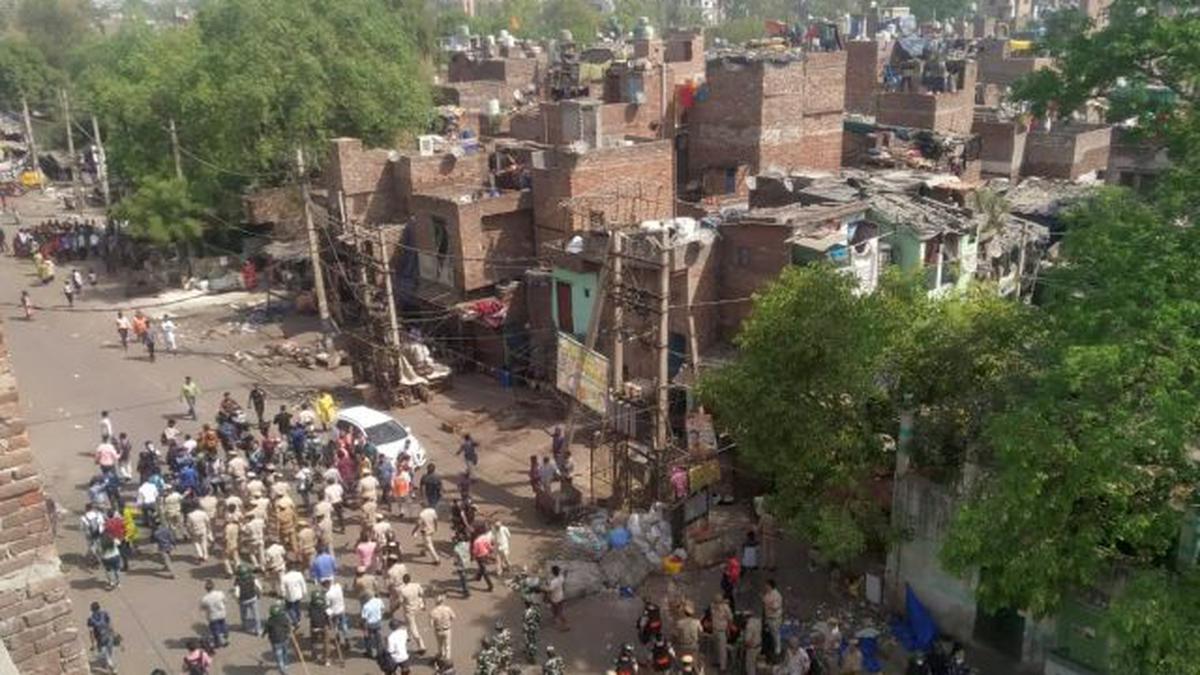 Jahangirpuri violence in Delhi | Bulldozers reach Jahangirpuri for eviction drive