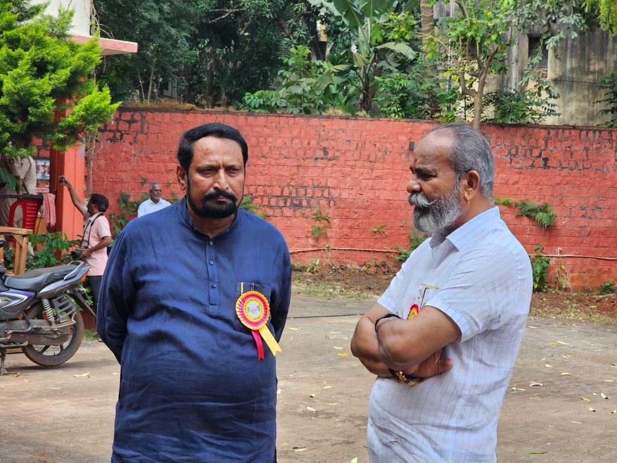 19 অক্টোবর, 2025-এ বেলাগাভিতে ডিসিসিবি নির্বাচনের ভোটগ্রহণের সময় বিকে মডেল হাই স্কুলে প্রাক্তন সাংসদ রমেশ কাট্টির সাথে বিধায়ক লক্ষ্মণ সাভাদি। 