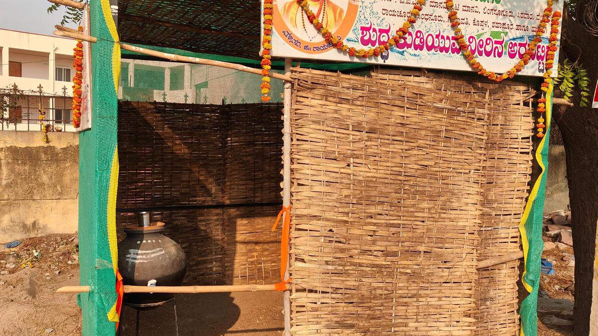 Quenching people&rsquo;s thirst during a hot summer day in Yadgir