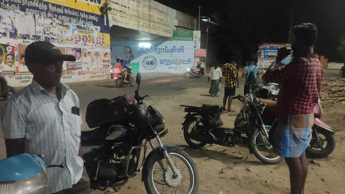 Roadside parking of vehicles on Chennai Bypass Service Road puts road users at risk