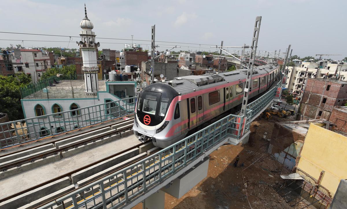 In Delhi Metro, smart card users get a 10% discount, with an additional 10% off during off-peak hours. There is a discount on Sundays and national holidays.