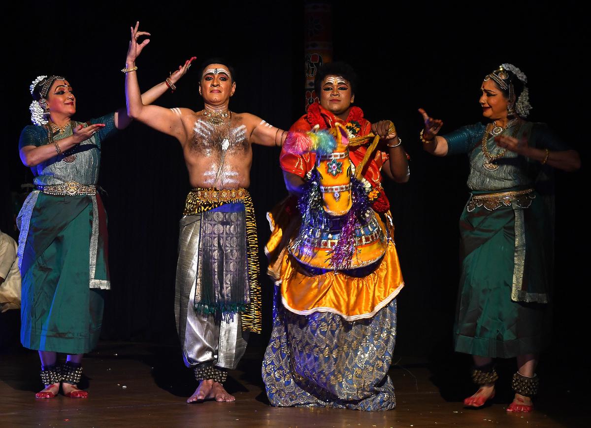 Parashah team - Roja Kannan, Priya Murle, N. Srikanth and Aswathy presenting their thematic performance, Chithirai Thiruvizha and Azhagar Sevai, Madurai at Natyarangam’s ‘Uthsava Bharatham’, took place at NGS, on August 20. 