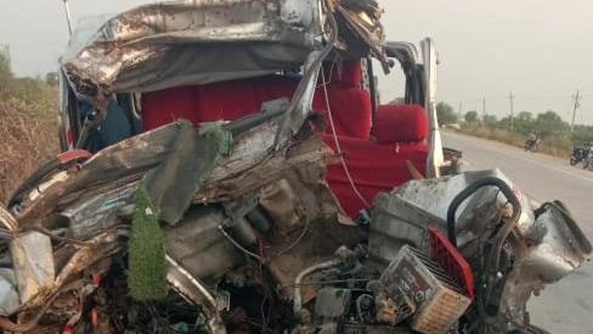 Five killed in cruiser-lorry collision near Wadi in Kalaburagi district