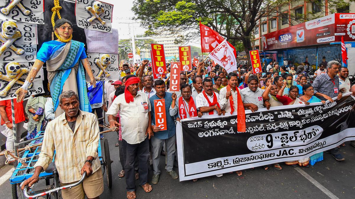 ‘Jail Bharo’ protest held by all-party trade union JAC