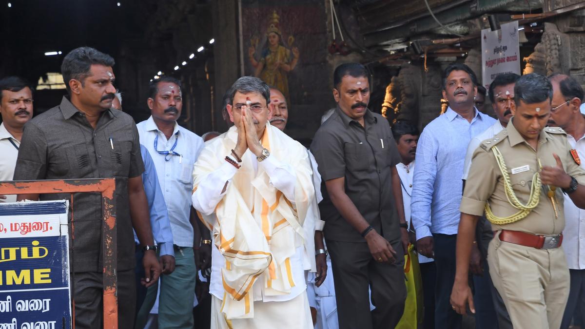 Governor visits Meenakshi Sundareswarar Temple