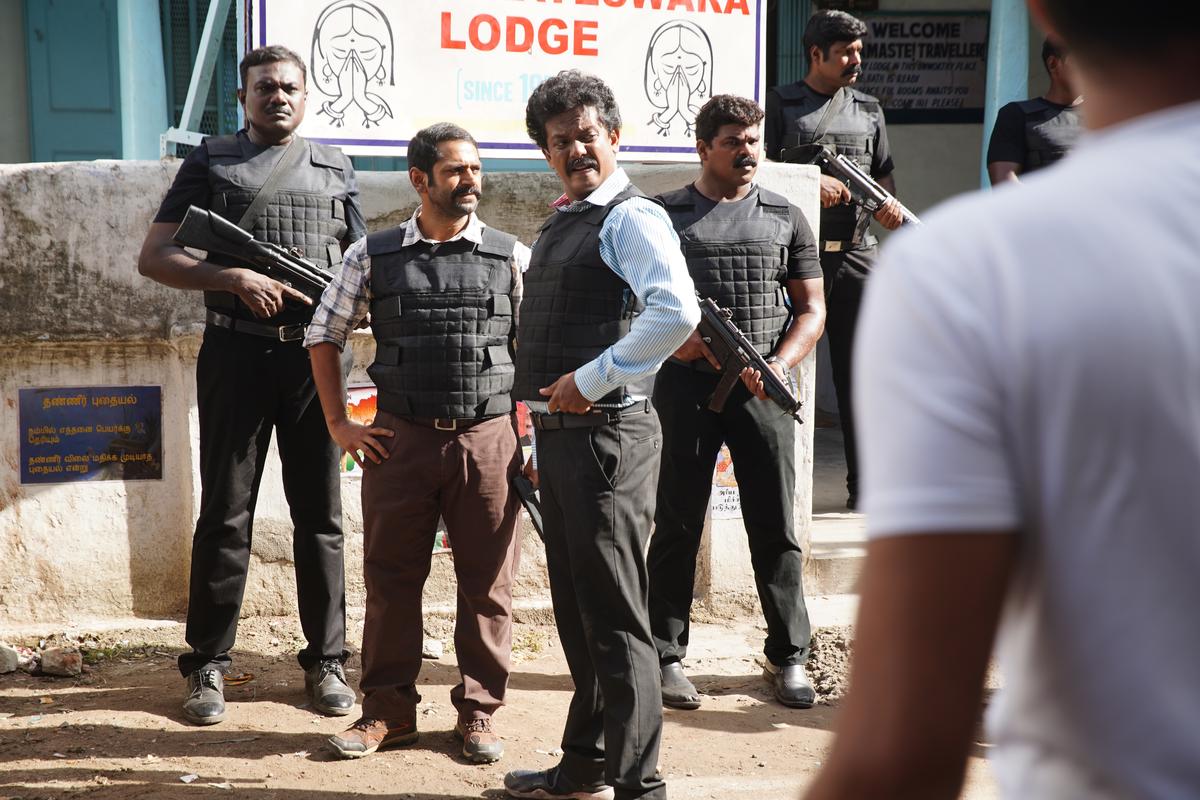 द फैमिली मैन में मुथु पांडियन के रूप में रवींद्र विजय। 