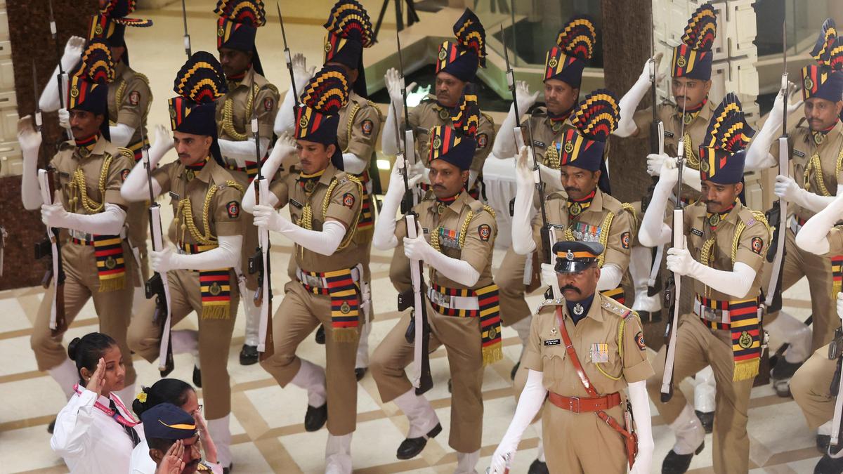 Full state honours accorded to Asha Bhosle in Mumbai | Updates