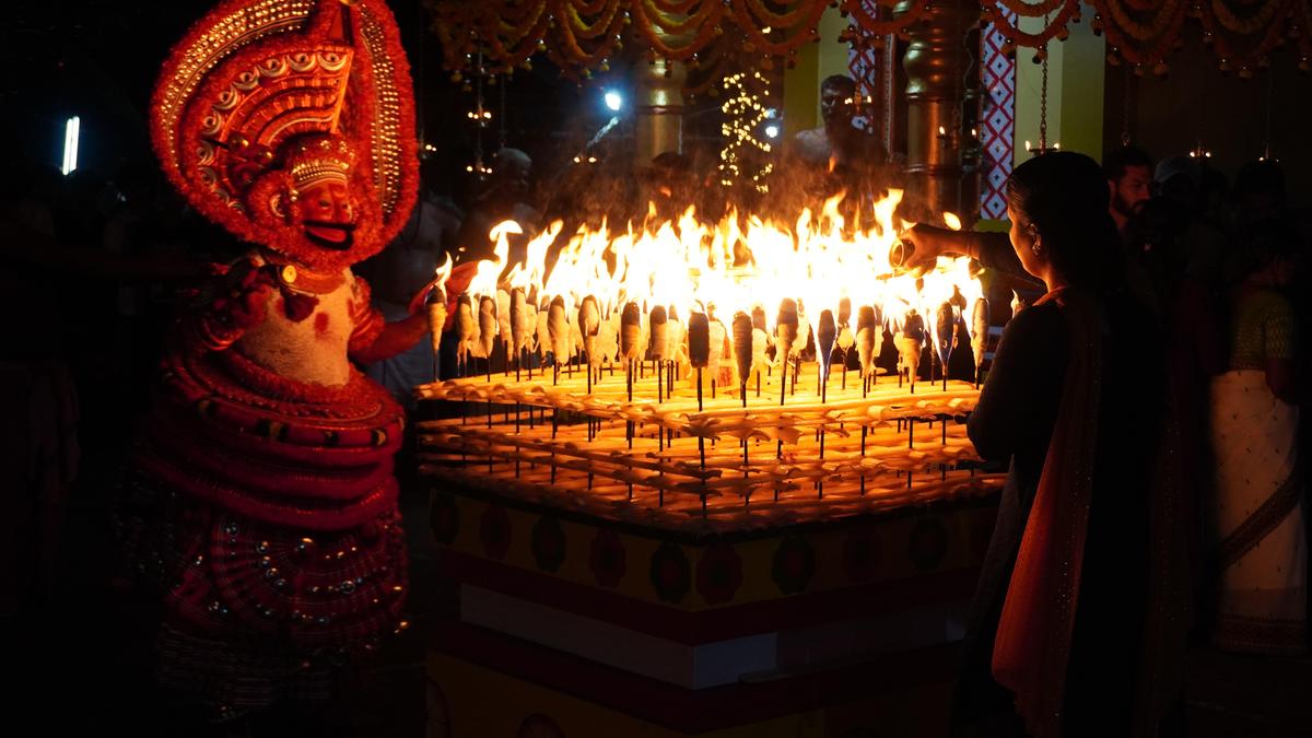 Kathivanoor Veeran Theyyam during Kaliyattam