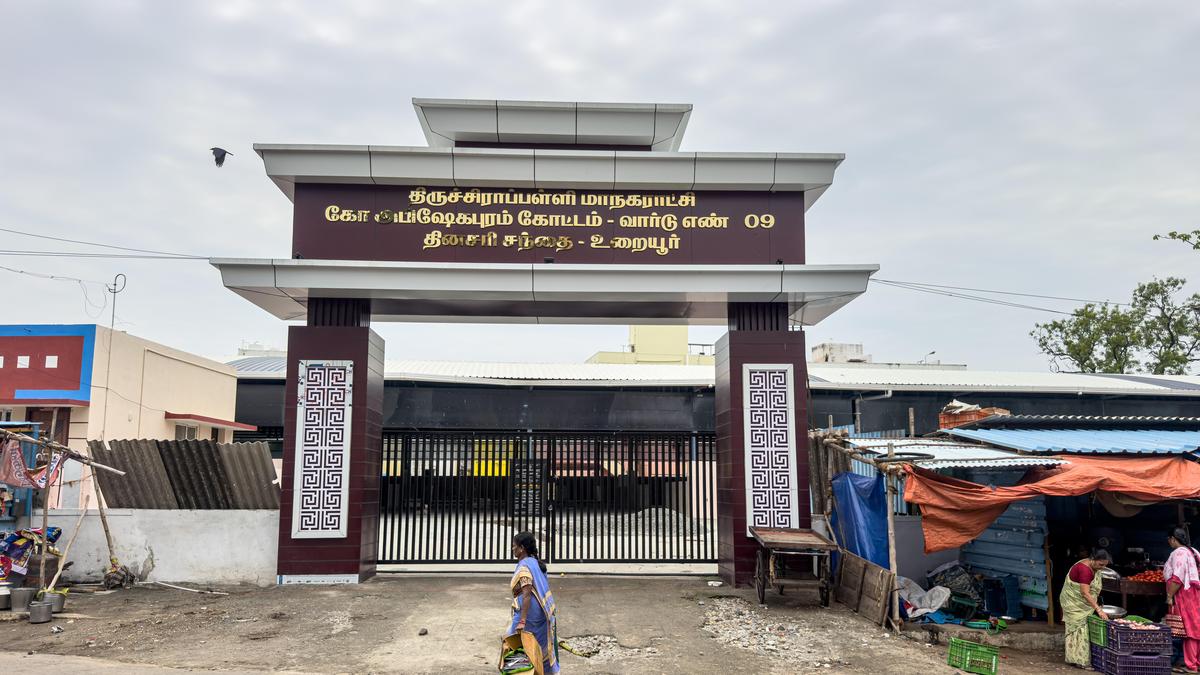 New market at Woraiyur remains unoccupied as vendors do business on roadside
