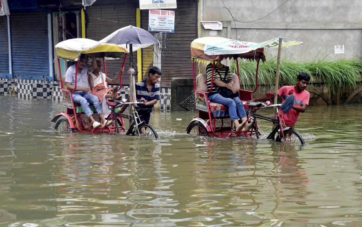 6 जुलाई, 2024 को गुवाहाटी में बारिश के बाद जलमग्न सड़क से गुजरते रिक्शा चालक। 6 जुलाई, 2024 को गुवाहाटी में बारिश के बाद जलमग्न सड़क से गुजरते रिक्शा चालक।