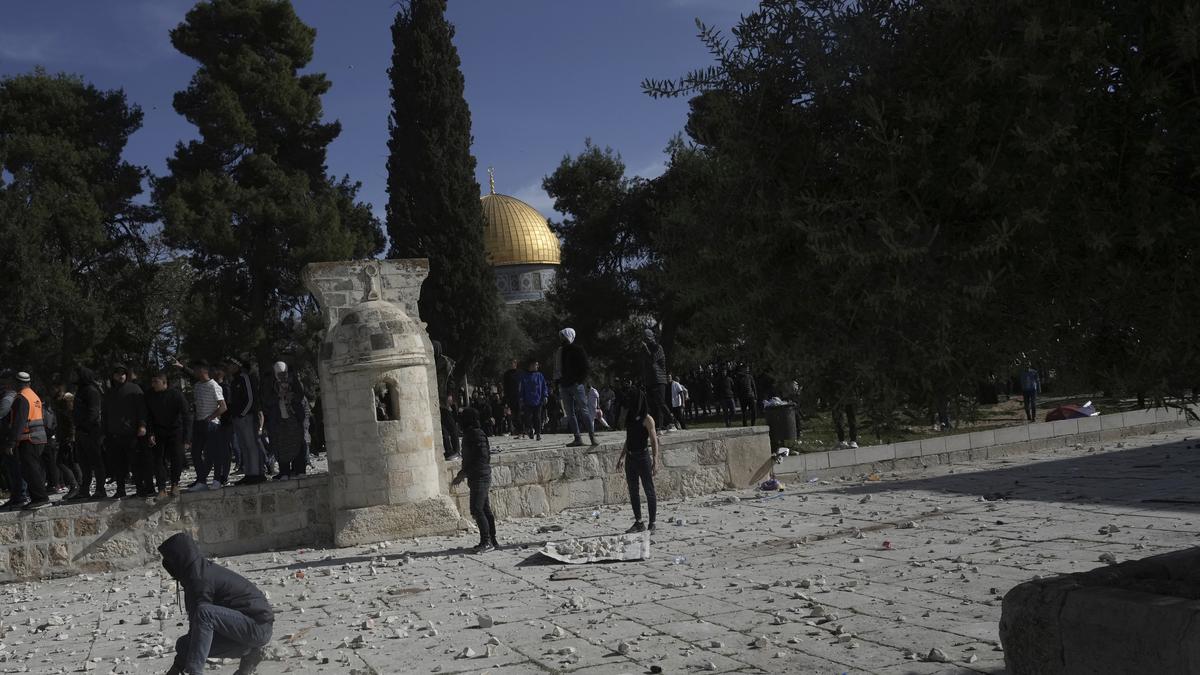 Israeli police storm Jerusalem holy site after rock-throwing