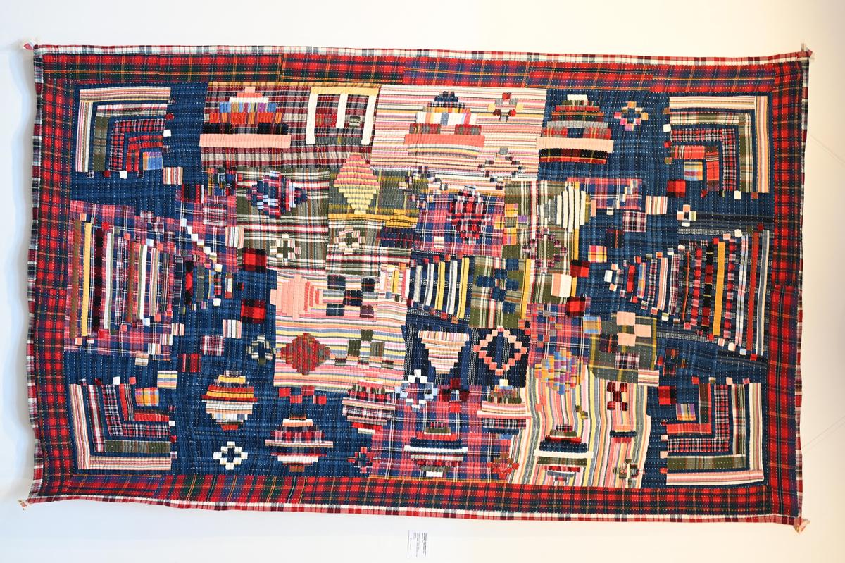 Pode-se encontrar alfabetos romanos como 'A', 'E' e 'H' como parte da combinação de design de uma colcha Kavand.