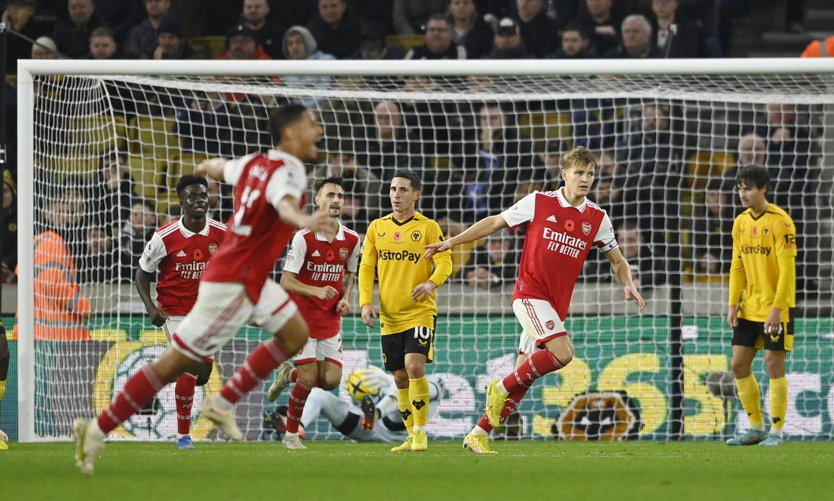 Arsenal beat Wolves 2-0 to extend Premier League lead