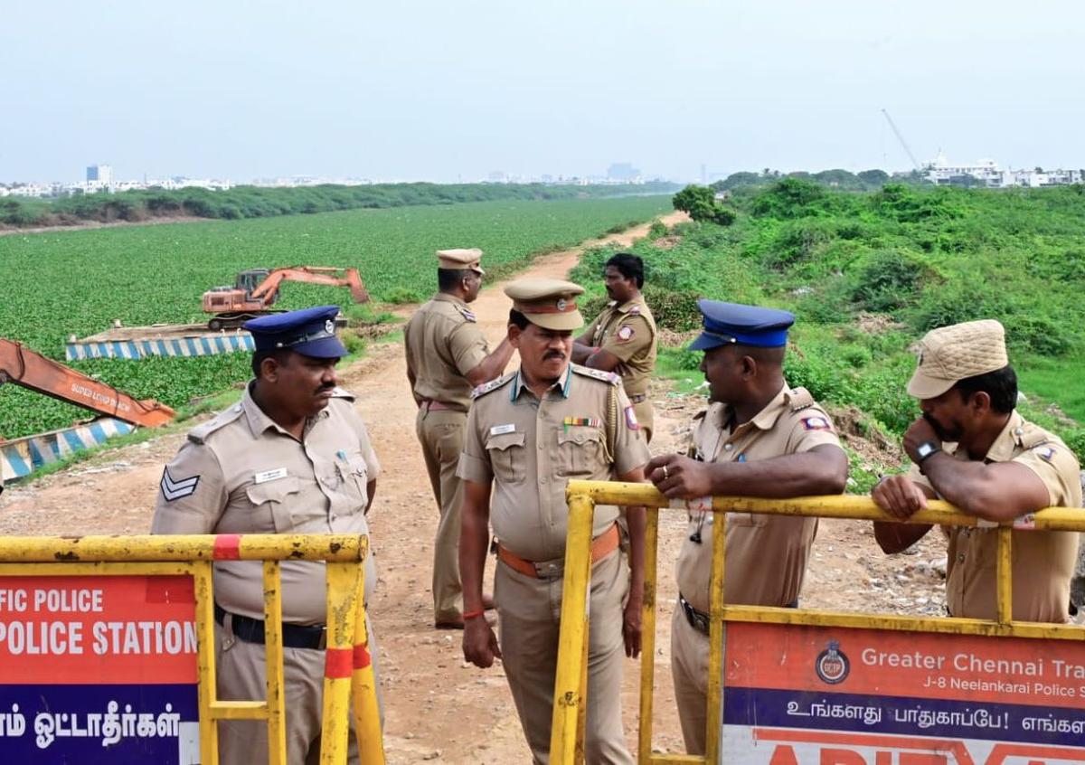 Policías en el lugar donde el criminal 'Seizing' Raja fue asesinado a tiros en un enfrentamiento en Akkarai en East Coast Road en Chennai el lunes 23 de septiembre de 2024. 