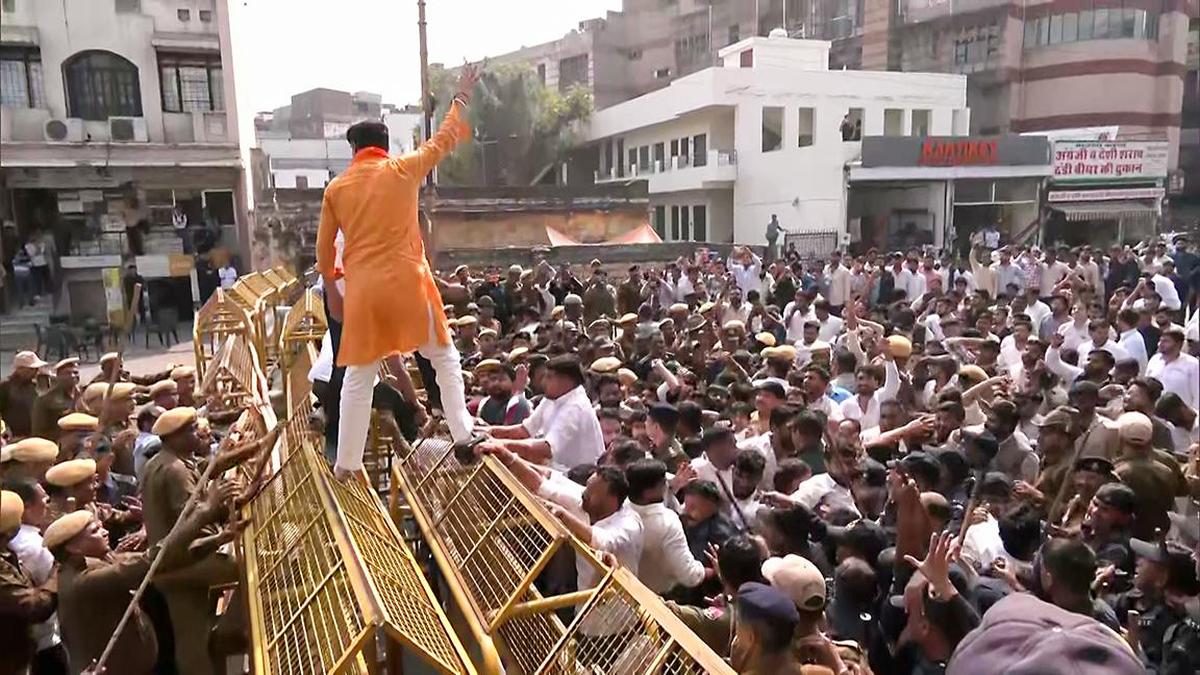 AI உச்சி மாநாட்டில் இளைஞர் காங்கிரஸ் போராட்டத்தை அரசியல் கட்சிகள் கண்டிக்க, பாஜக நாடு முழுவதும் ஆர்ப்பாட்டம் நடத்துகிறது