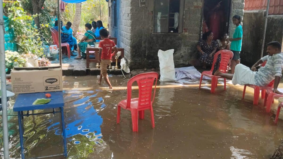 Tidal flooding throws life out of gear in areas close to backwaters, sea in Ernakulam