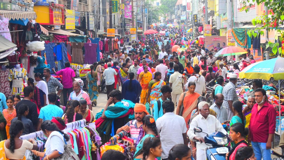 Shoppers throng bazaar areas for Deepavali shopping in Erode, Salem