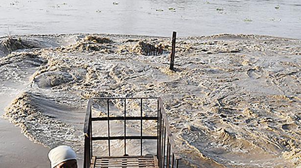 Yamuna water level starts dropping but still above danger mark