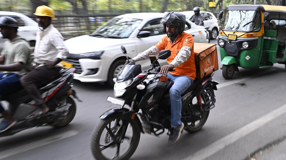 Karnataka: Food delivery workers’ union condemns fuel price hike