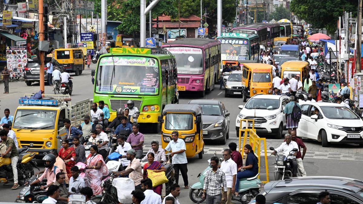Traffic congestion worsens in Erode city ahead of Deepavali